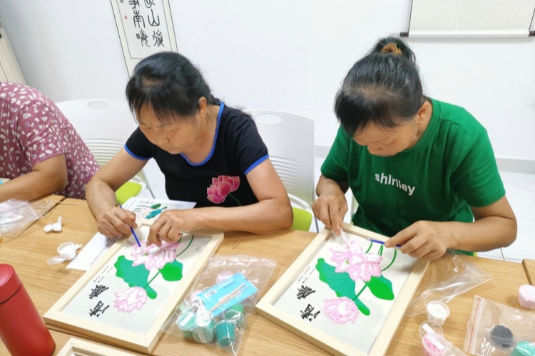 翠竹园社区在金钥匙党群服务中心开展“莲心廉志 共建清风社区”手工纸浆画活动.jpg