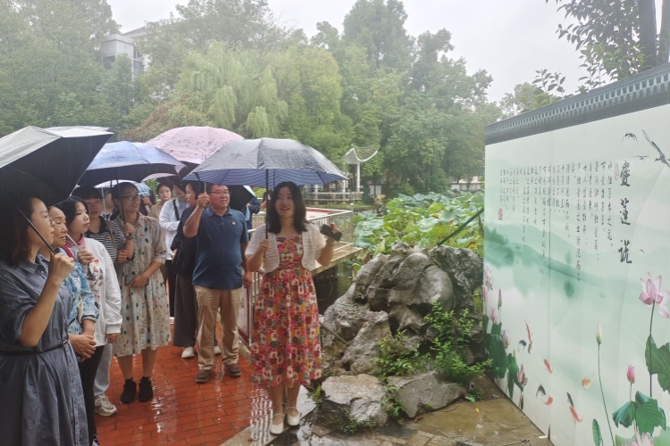 飞虹社区组织参观琥珀潭廉洁文化教育阵地.jpg