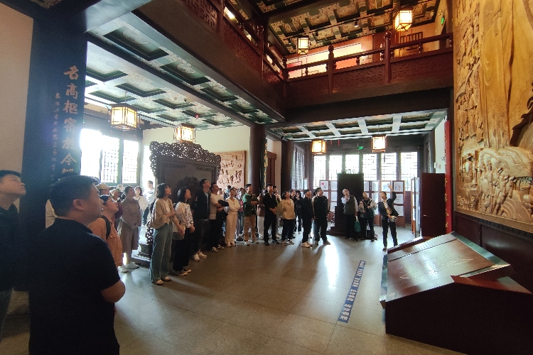 组织青年前往合肥市包公祠开展廉洁参观活动.jpg