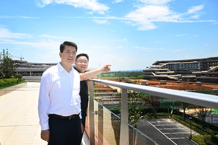 7月7日，省委常委、市委书记张红文在讯飞小镇调研.jpg