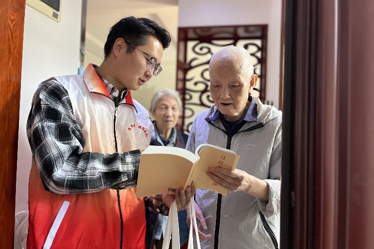 新华社区红色小管家为高龄老人送学上门.jpg