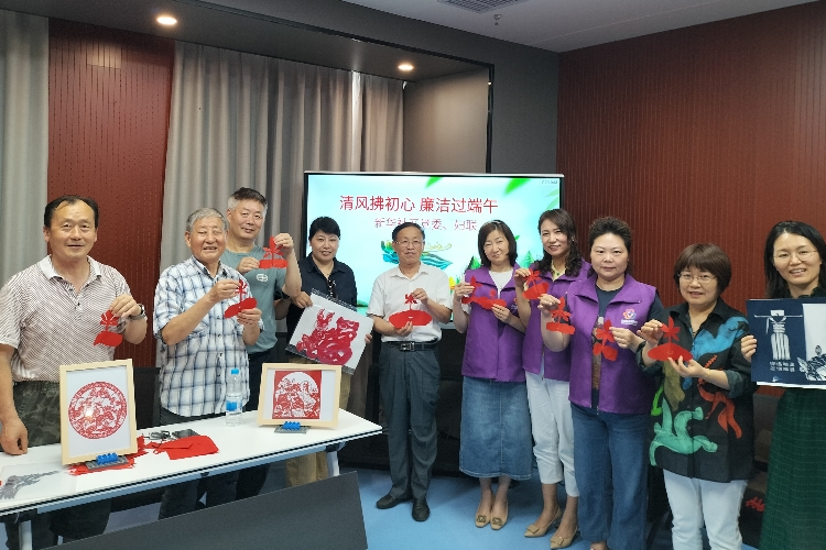 为进一步加强廉洁文化建设，提醒党员干部要廉洁过节，新华社区开展“清风拂初心 廉洁过端午”活动，小区支部书记、沿街党员、红色小管家等共计20余人参加。.jpg