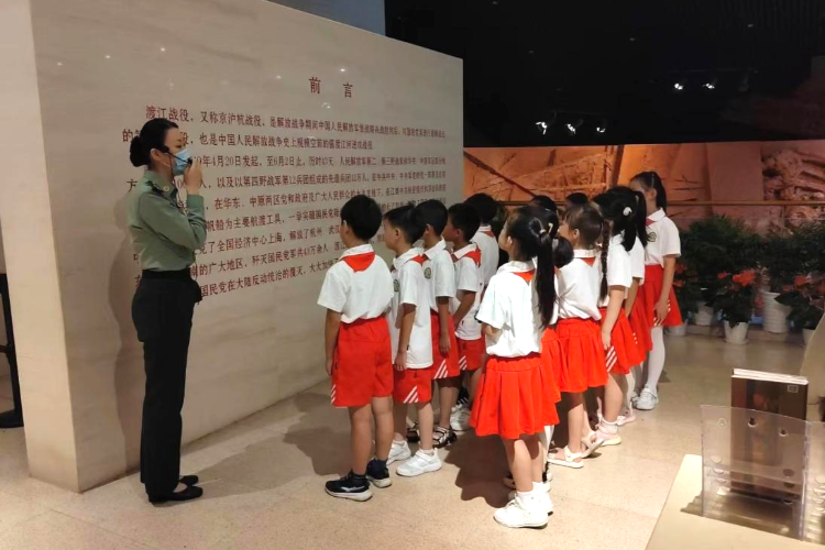 学生参观红色基地.png