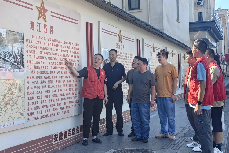 琥珀街道组织退役老兵参观“红色文化长廊”党建阵地。.jpg