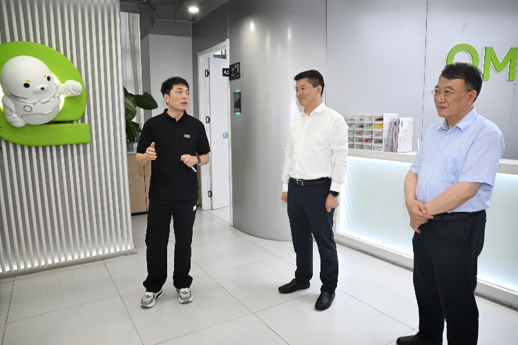 到基层宣讲党的二十届三中全会精神并调研.jpg