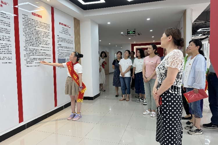 整合辖区红色资源持续“赋能”，以“老党员、老模范、老工人、老工厂”主体打造“四老风采”展览馆、“红色故事”展览厅以及“红色传承”视听馆，孵化出各具特色的“草根宣讲队”，借助远教终端站点，结合“初心讲堂”党性教育品牌，用平易近人、通俗易懂的方式，把党的优良传统、创新理论、最新政策讲得清楚，让群众听得明白_副本.jpg