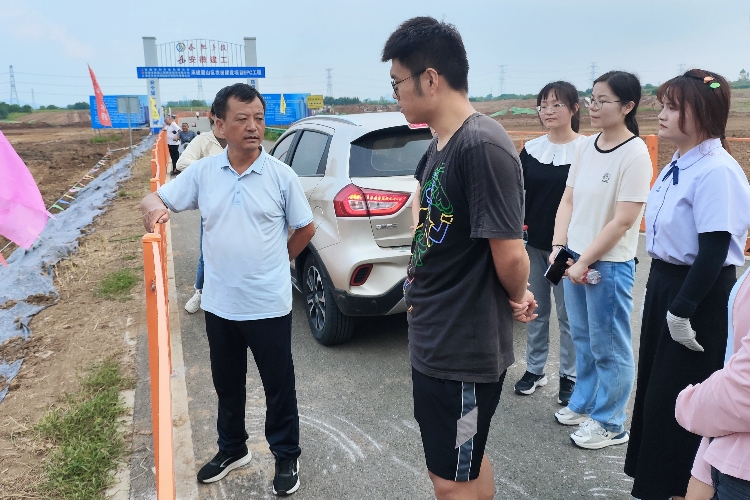 图片04.1  8月30日下午，2024年新入职选调生在将军社区两委带领下，参观将军社区“小田”变“大田”项目（农田环境整治项目）_副本.jpg
