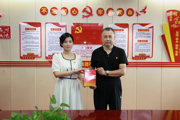 南七街道省派党建指导员肖刚走访安徽新建控股集团有限公司了解支部党建工作、“三会一课”、党员积极分子、党员发展对象培养、预备党员转正等情况和公司生产经营发展情况，并送去《党的二十届三中全会《决定》学习辅导百问》书籍。_副本.jpg