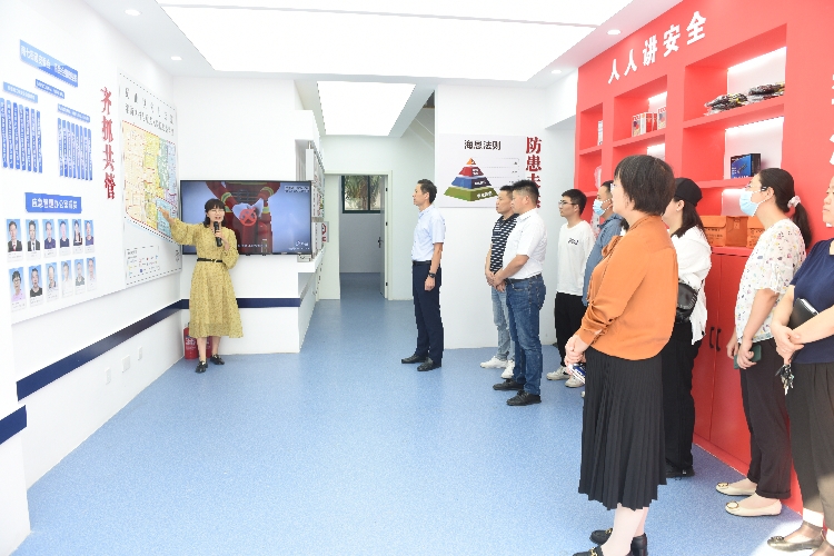 走进南七街道应急救援实训中心，了解应急救援方面的专业知识并进行模拟教学_副本.jpg