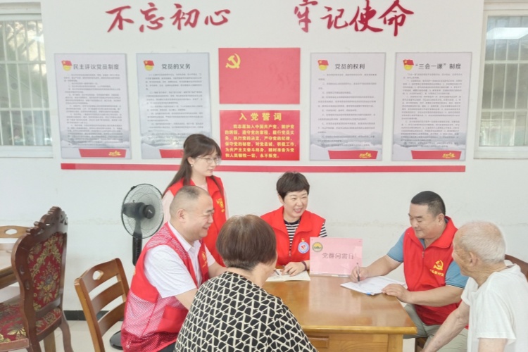 2.在小区党群服务站了解老人需求_副本.jpg